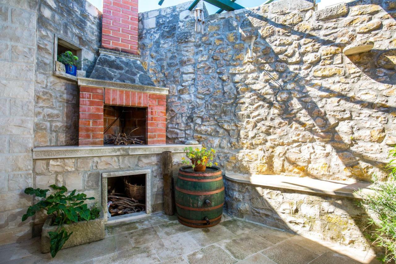 Villa Visilo Stone House Pucisca Exterior foto